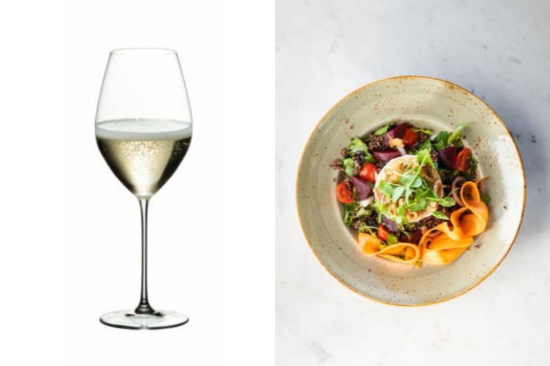 Champagne serveras tillsammans med en chèvresallad.