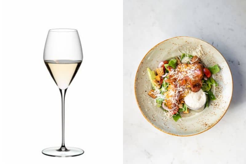 Sauvignon blanc serverad tillsammans med ceasarsallad.