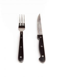 Jernverkets stilfulla grillbestickset i rostfritt stål med svarta handtag