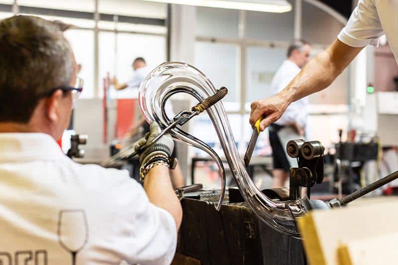 Tillverkning av munblåst glaskaff i Riedels glasfabrik i Österrike. 