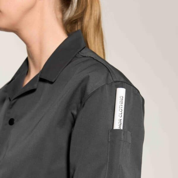 SMØR, Kockjacka med öppen krage "Charcoal" - Bild 5