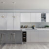 DUNAVOX Flow-17 integrerad under köksbänk i modernt vitt kök med minimalistisk design.