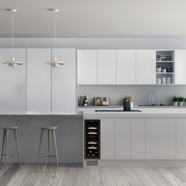 DUNAVOX Flow-17 integrerad under köksbänk i modernt vitt kök med minimalistisk design.