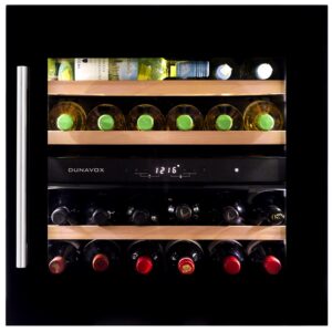 Närbild på Dunavox Soul-25 vinkyl med vinflaskor och LED-belysning.