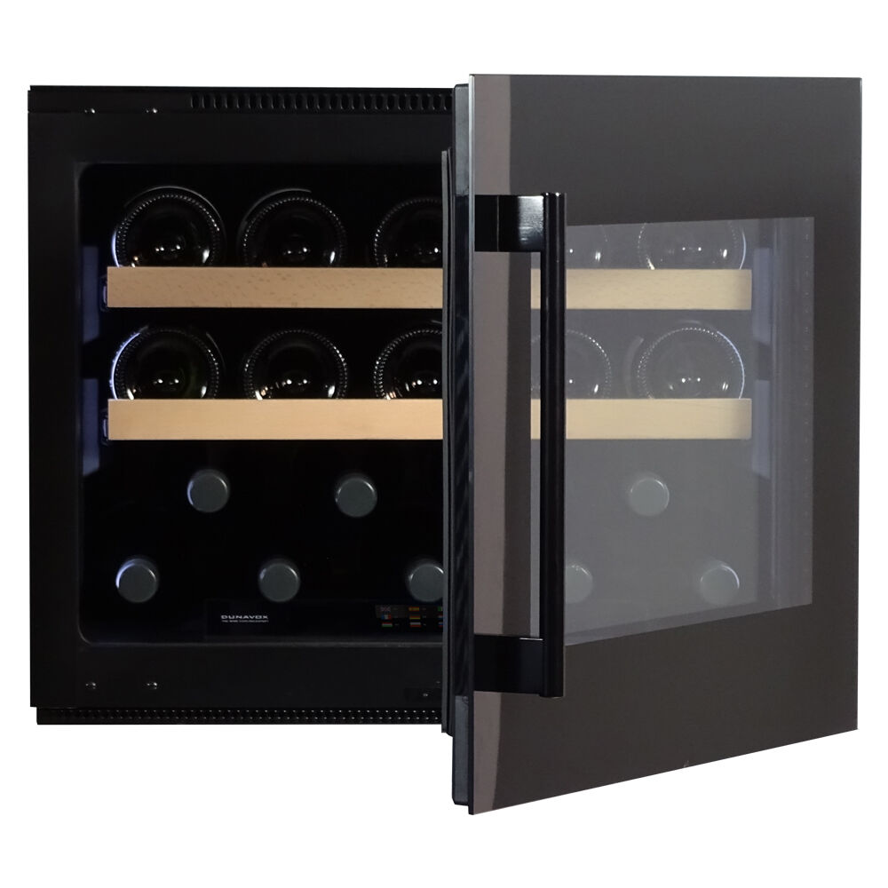 Dunavox Prime-19 frontmed öppen dörr, svart vinkyl med stängd dörr.